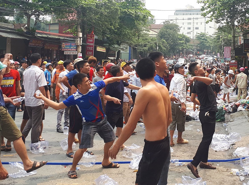 Lửa bao trùm nhiều căn nhà, người dân ném hàng trăm chai nước cứu hỏa - 5 Lửa bao trùm nhiều căn nhà, người dân ném hàng trăm chai nước cứu hỏa - 5