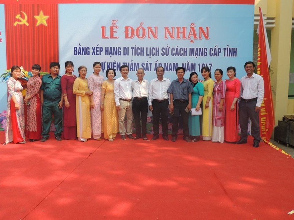 UBND xã An Hải cùng người dân nơi đây đã long trọng tổ chức lễ đón nhận Bằng xếp hạng di tích lịch sử cấp tỉnh cho thôn Ấp Nam là nơi gắn liền với sự kiện thảm sát Ấp Nam năm 1947 UBND xã An Hải cùng người dân nơi đây đã long trọng tổ chức lễ đón nhận Bằng xếp hạng di tích lịch sử cấp tỉnh cho thôn Ấp Nam là nơi gắn liền với sự kiện thảm sát Ấp Nam năm 1947