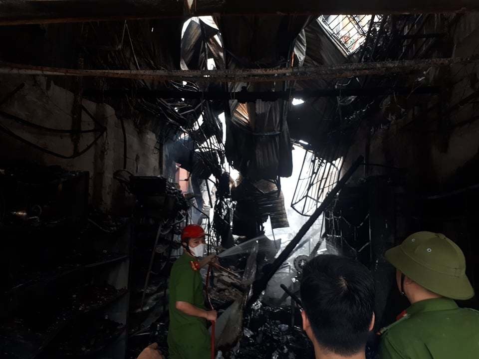 Lửa bao trùm nhiều căn nhà, người dân ném hàng trăm chai nước cứu hỏa - 7 Lửa bao trùm nhiều căn nhà, người dân ném hàng trăm chai nước cứu hỏa - 7