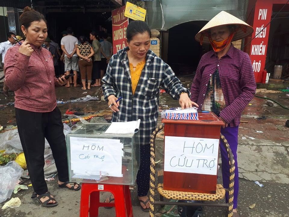 Lửa bao trùm nhiều căn nhà, người dân ném hàng trăm chai nước cứu hỏa - 8 Lửa bao trùm nhiều căn nhà, người dân ném hàng trăm chai nước cứu hỏa - 8