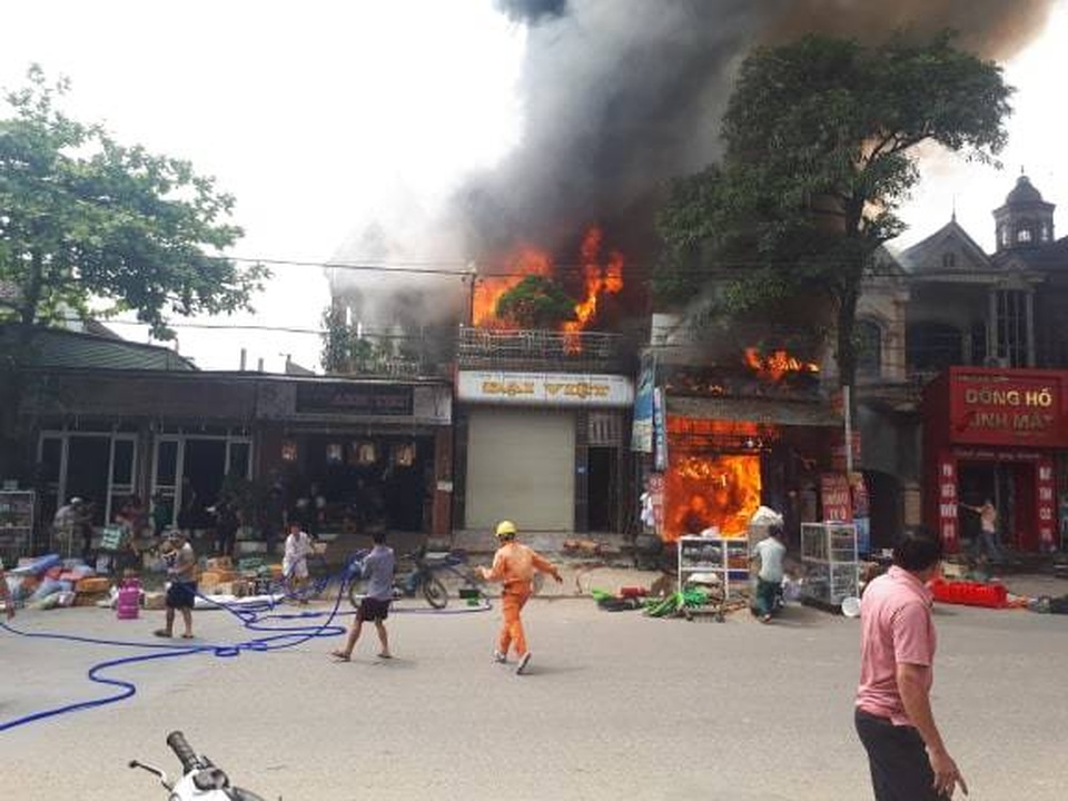 Lửa bao trùm nhiều căn nhà, người dân ném hàng trăm chai nước cứu hỏa - 1 Lửa bao trùm nhiều căn nhà, người dân ném hàng trăm chai nước cứu hỏa - 1