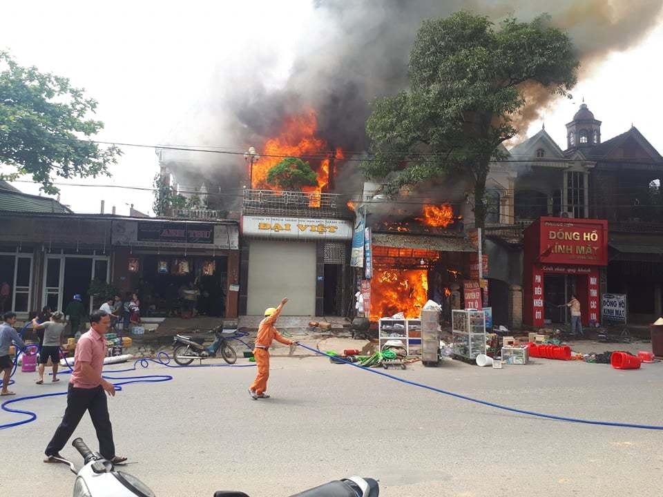Lửa bao trùm nhiều căn nhà, người dân ném hàng trăm chai nước cứu hỏa - 2 Lửa bao trùm nhiều căn nhà, người dân ném hàng trăm chai nước cứu hỏa - 2