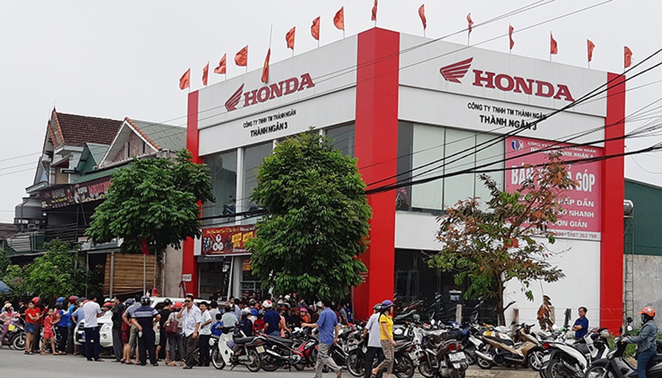 Dùng thanh sắt chỉnh lại lá cờ, 3 người bị điện giật nguy kịch - 1 Dùng thanh sắt chỉnh lại lá cờ, 3 người bị điện giật nguy kịch - 1