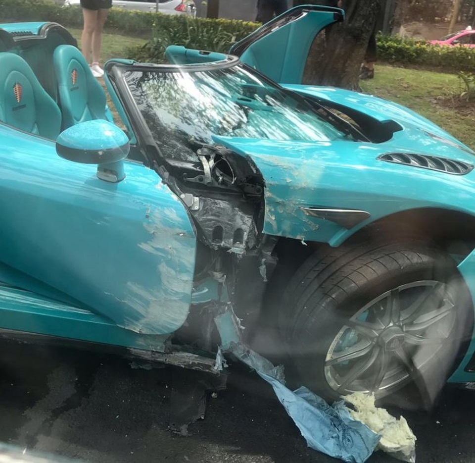 Chiếc Koenigsegg CCXR màu ngọc lam độc nhất thế giới gặp nạn - 3 Chiếc Koenigsegg CCXR màu ngọc lam độc nhất thế giới gặp nạn - 3