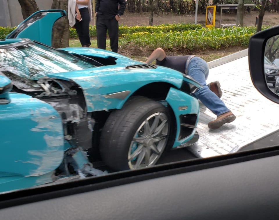 Chiếc Koenigsegg CCXR màu ngọc lam độc nhất thế giới gặp nạn - 4 Chiếc Koenigsegg CCXR màu ngọc lam độc nhất thế giới gặp nạn - 4