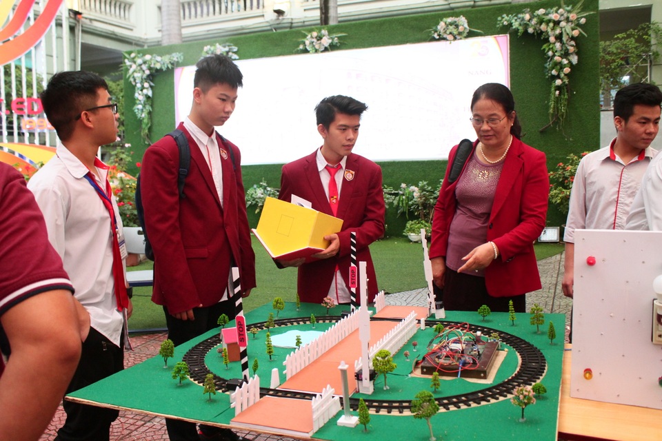 Sản phẩm bật, tắt điện bằng tiếng vỗ tay của học sinh được trường đầu tư trăm triệu đồng - 2 Sản phẩm bật, tắt điện bằng tiếng vỗ tay của học sinh được trường đầu tư trăm triệu đồng - 2