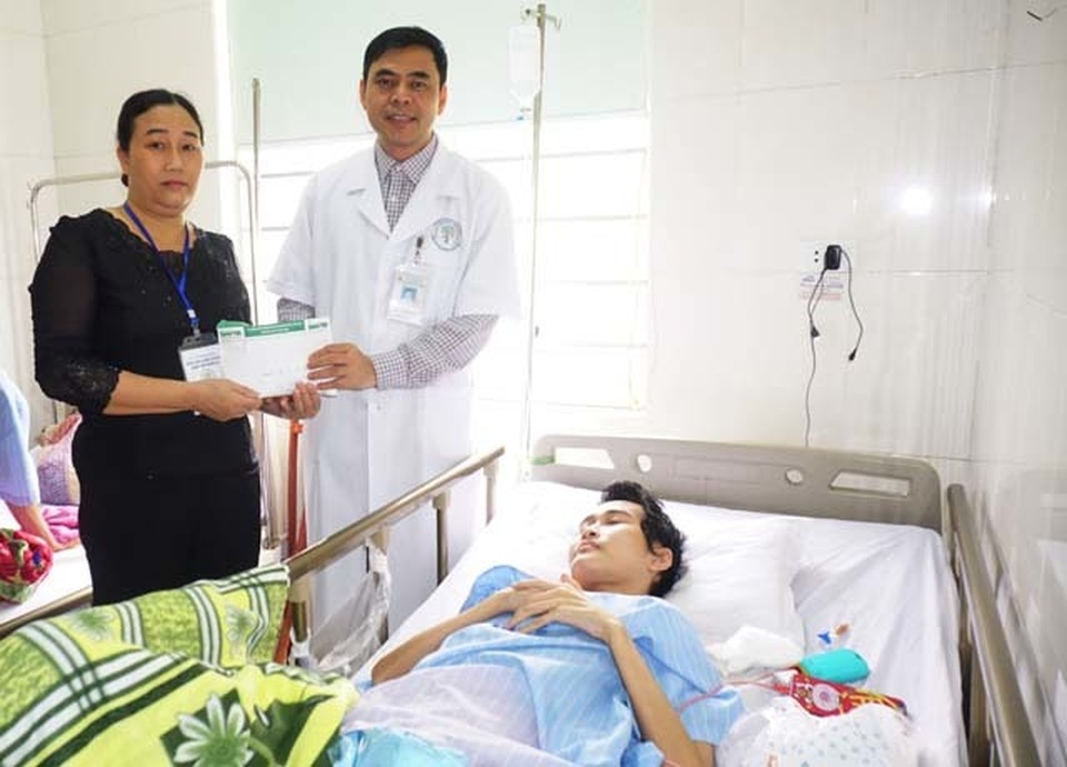 Chàng trai 2 lần bị ung thư được bạn đọc giúp đỡ hơn 70 triệu đồng - 1 Chàng trai 2 lần bị ung thư được bạn đọc giúp đỡ hơn 70 triệu đồng - 1