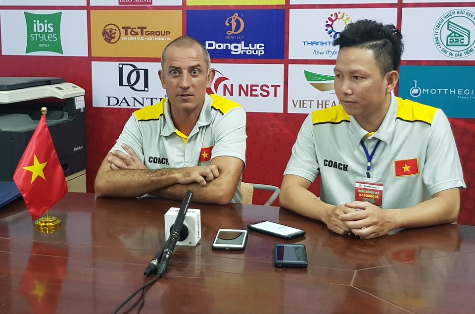 HLV Guillaume Graechen: “U19 tuyển chọn Việt Nam đã có một trận đấu tốt” - 2 HLV Guillaume Graechen: “U19 tuyển chọn Việt Nam đã có một trận đấu tốt” - 2