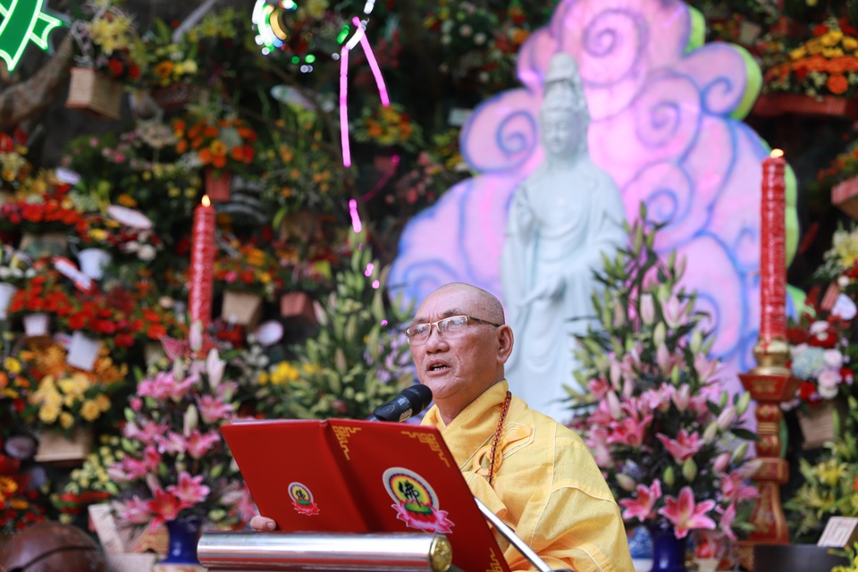 Hàng vạn người dân, du khách náo nức dự lễ hội Quán Thế Âm - 2 Hàng vạn người dân, du khách náo nức dự lễ hội Quán Thế Âm - 2