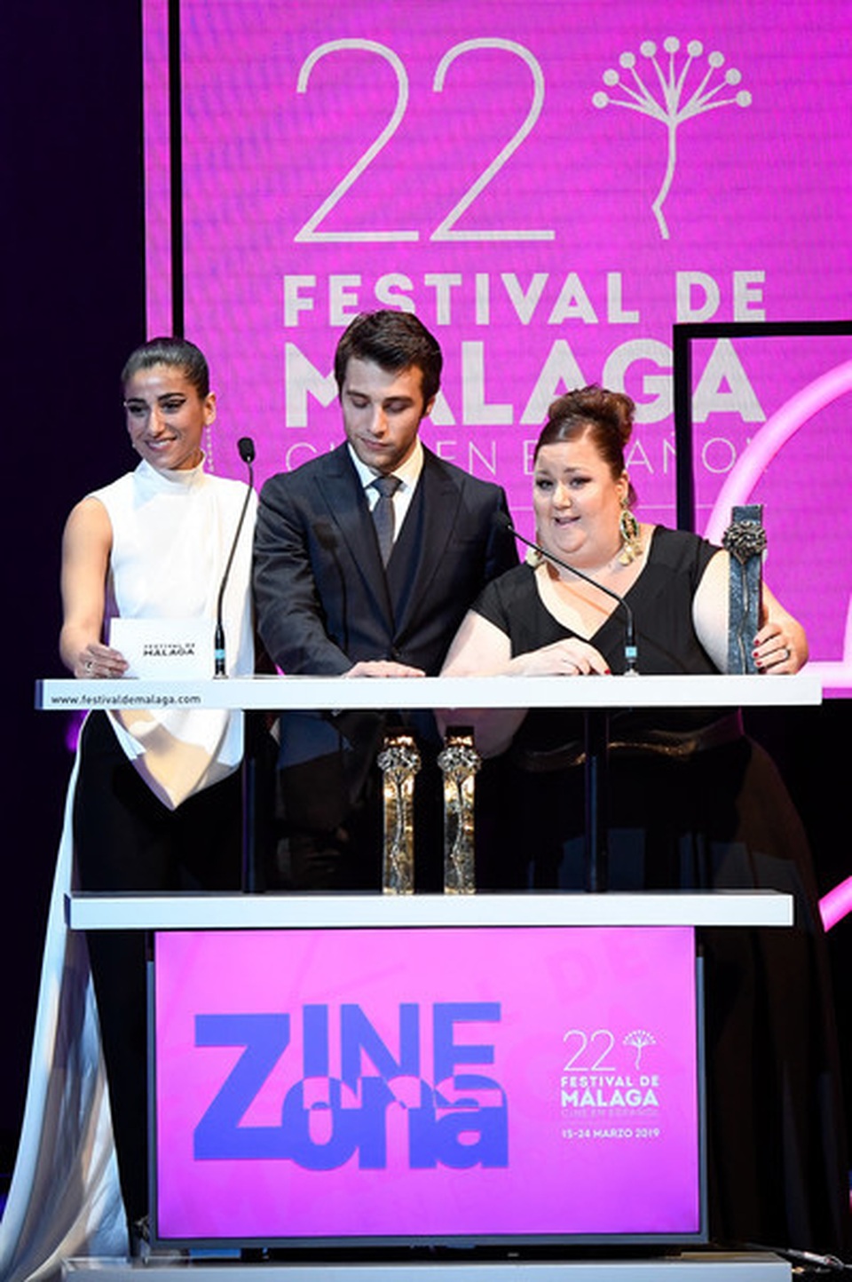 Nữ diễn viên Tây Ban Nha được khen với trang phục như áo dài cách điệu - 3 Nữ diễn viên Tây Ban Nha được khen với trang phục như áo dài cách điệu - 3