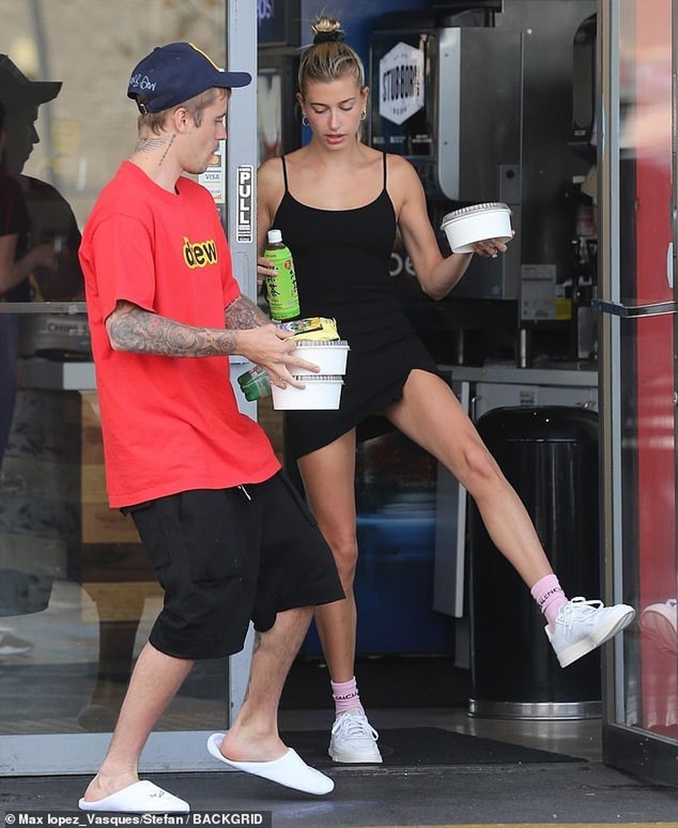Vợ Justin Bieber khoe dáng siêu thon - 4 Vợ Justin Bieber khoe dáng siêu thon - 4