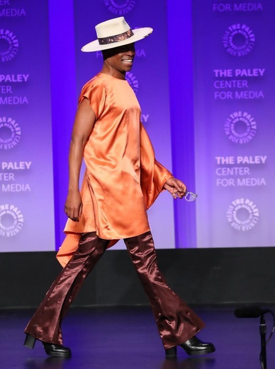 Billy Porter gây chú ý với trang phục nữ tính - 6