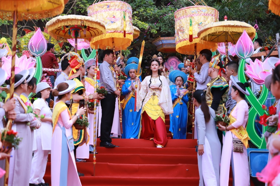 Hàng vạn người dân, du khách náo nức dự lễ hội Quán Thế Âm - 1 Hàng vạn người dân, du khách náo nức dự lễ hội Quán Thế Âm - 1