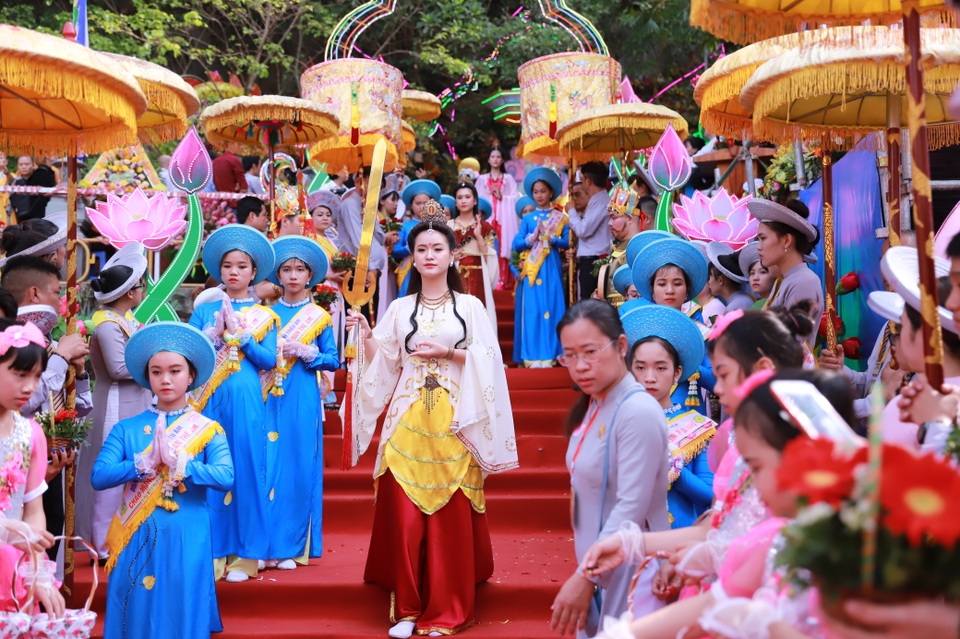 Hàng vạn người dân, du khách náo nức dự lễ hội Quán Thế Âm - 4 Hàng vạn người dân, du khách náo nức dự lễ hội Quán Thế Âm - 4