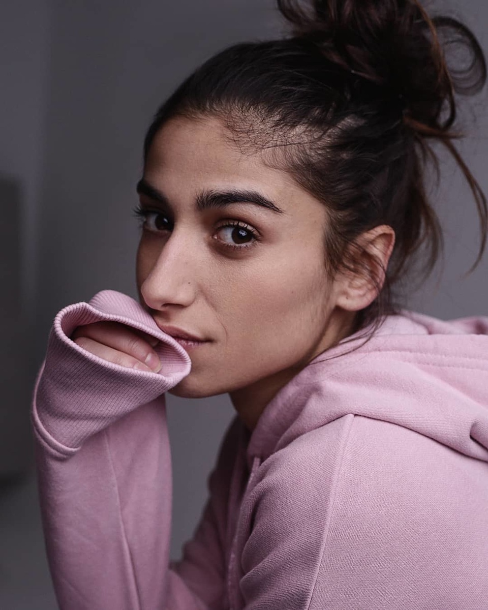 Nữ diễn viên Tây Ban Nha được khen với trang phục như áo dài cách điệu - 4 Nữ diễn viên Tây Ban Nha được khen với trang phục như áo dài cách điệu - 4