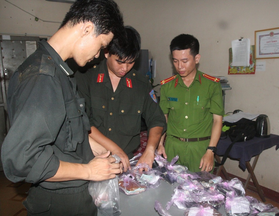 Công an niêm phong tang vật thu giữa tại sòng bạc Công an niêm phong tang vật thu giữa tại sòng bạc