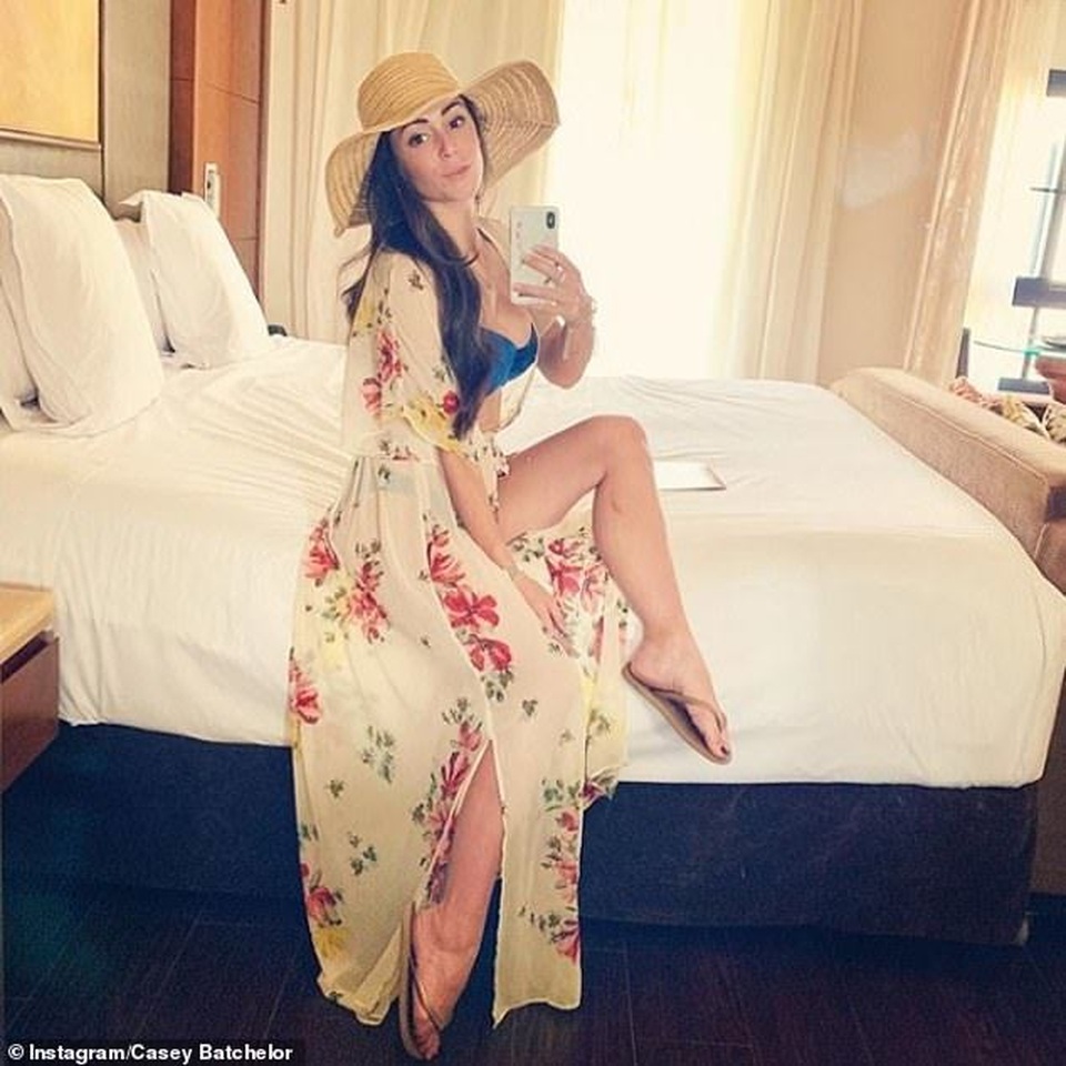 Casey Batchelor bốc lửa sau khi giảm 26 kg - 5 Casey Batchelor bốc lửa sau khi giảm 26 kg - 5