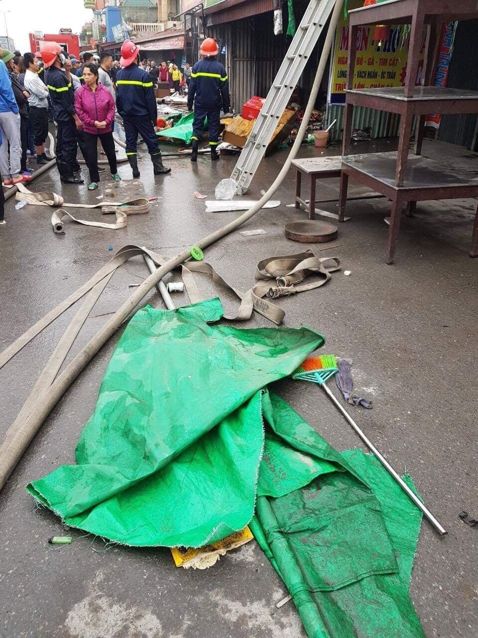 Cháy lớn tại huyện An Dương, 3 nhà dân bị thiêu rụi 1.jpg Cháy lớn tại huyện An Dương, 3 nhà dân bị thiêu rụi 1.jpg