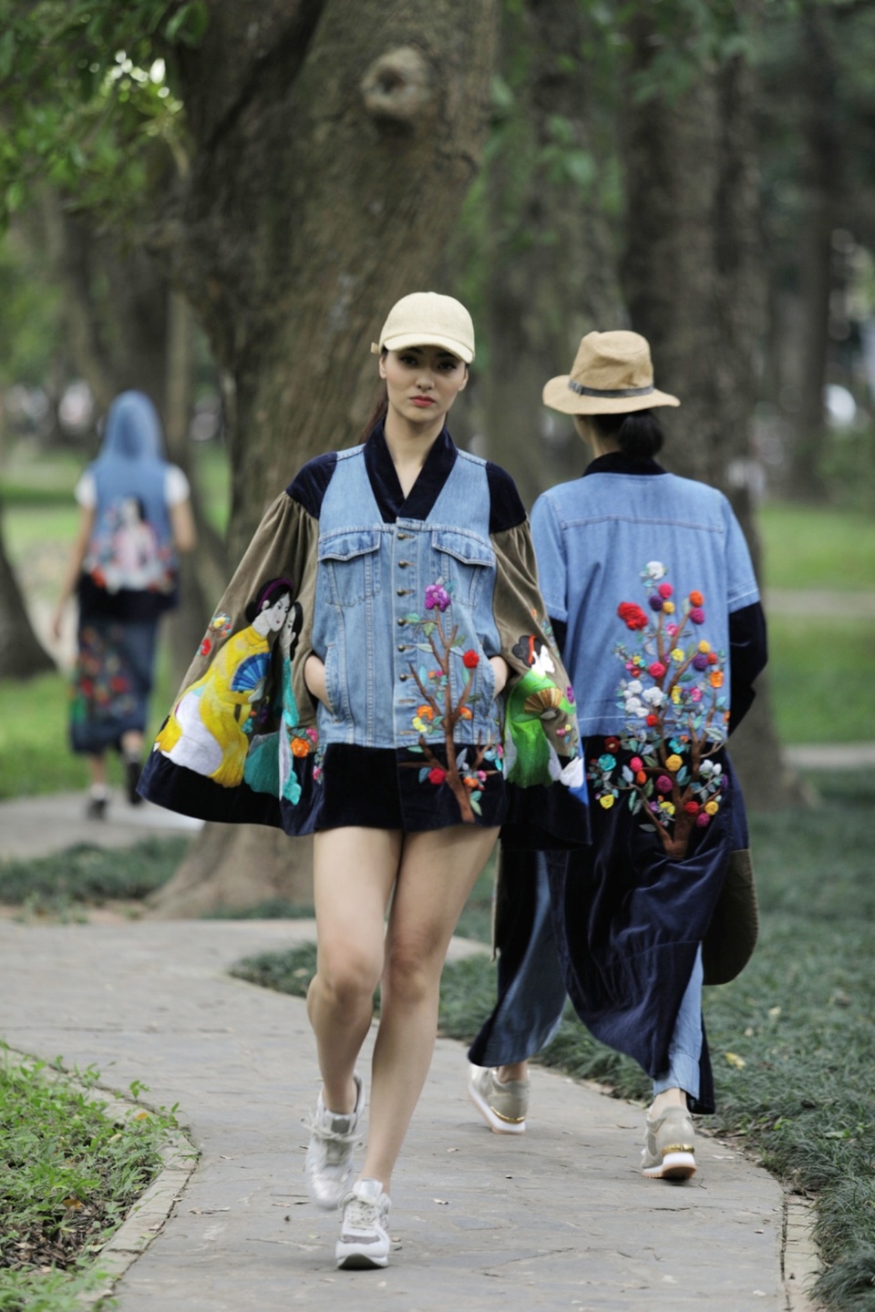 NTK Công Huân: “Khán giả bây giờ vừa đi xem thời trang, vừa “nhăm nhe” đặt hàng” - 2 NTK Công Huân: “Khán giả bây giờ vừa đi xem thời trang, vừa “nhăm nhe” đặt hàng” - 2