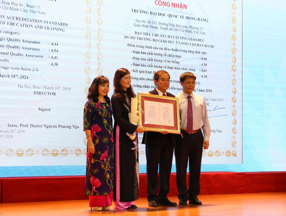 đh QT Hồng bàng đạt chuẩn kiểm định mới.JPG đh QT Hồng bàng đạt chuẩn kiểm định mới.JPG