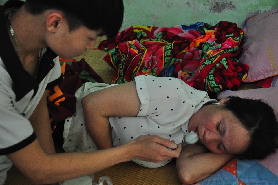 Mẹ nằm liệt giường khóc nghẹn thương con bị ung thư hạch không tiền đi viện - 2 Mẹ nằm liệt giường khóc nghẹn thương con bị ung thư hạch không tiền đi viện - 2