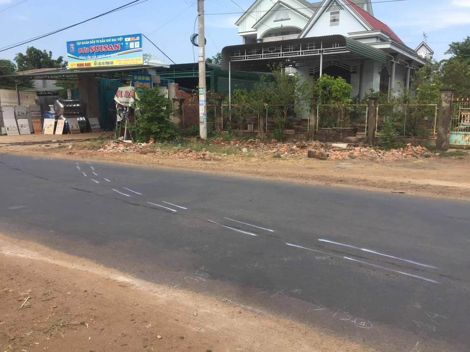 Hai nữ sinh lớp 10 thương vong trên đường đến trường - 1 Hai nữ sinh lớp 10 thương vong trên đường đến trường - 1