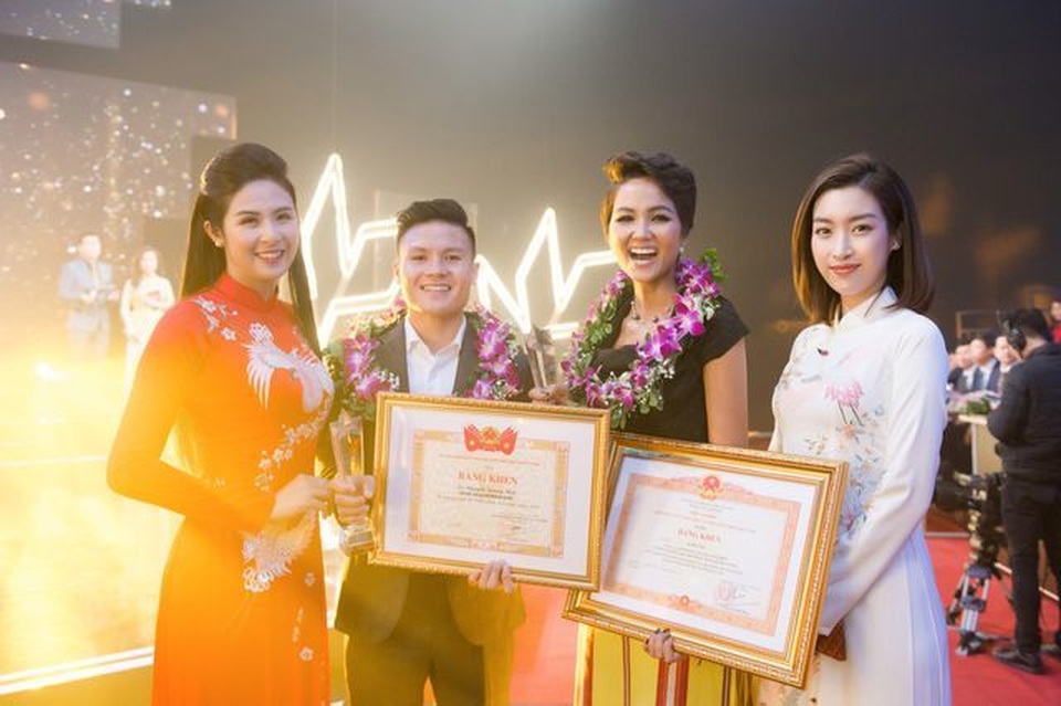 Sao Việt người bị tố “văng tục” với phóng viên, kẻ bị đồn “đá xéo” đồng nghiệp - 4 Sao Việt người bị tố “văng tục” với phóng viên, kẻ bị đồn “đá xéo” đồng nghiệp - 4