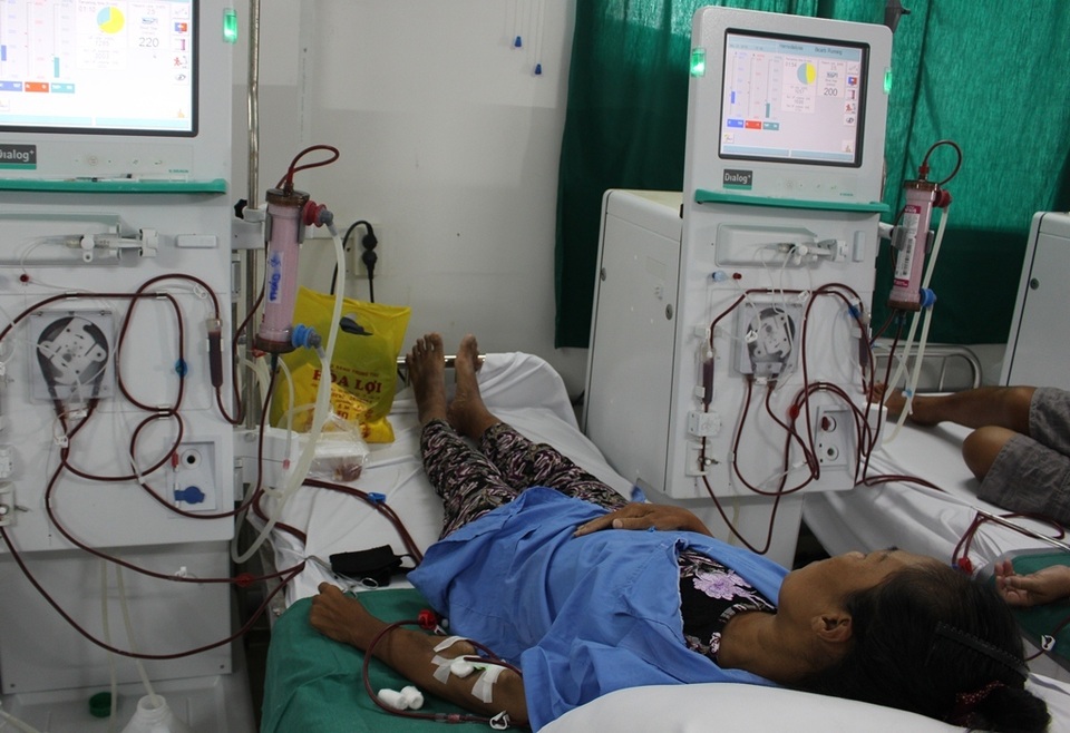 Mẹ bị suy thận nặng vẫn khó nhọc đi bán vé số cầm cự nuôi con ăn học - 2 Mẹ bị suy thận nặng vẫn khó nhọc đi bán vé số cầm cự nuôi con ăn học - 2