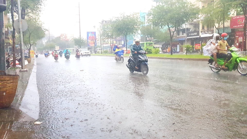 Trời Sài Gòn đang nắng gắt bỗng nhiêu xuất hiện cơn mưa khá lớn Trời Sài Gòn đang nắng gắt bỗng nhiêu xuất hiện cơn mưa khá lớn