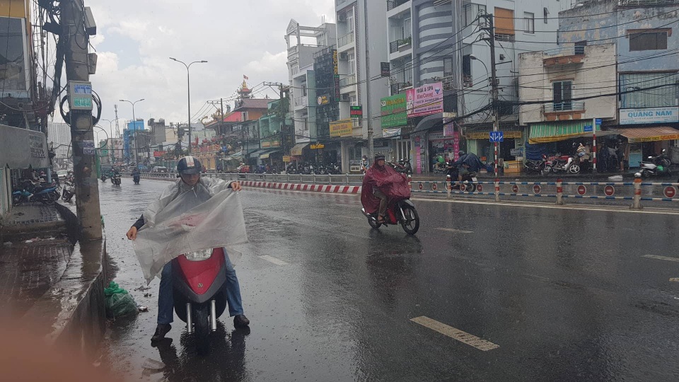 Chỉ số ít người có áo mưa tranh thủ tấp vào lề mặc vội Chỉ số ít người có áo mưa tranh thủ tấp vào lề mặc vội