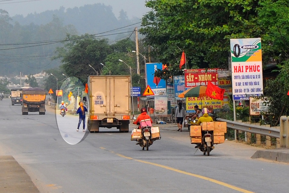 Người đàn ông say xỉn đứng chặn xe giữa đường..jpg Người đàn ông say xỉn đứng chặn xe giữa đường..jpg