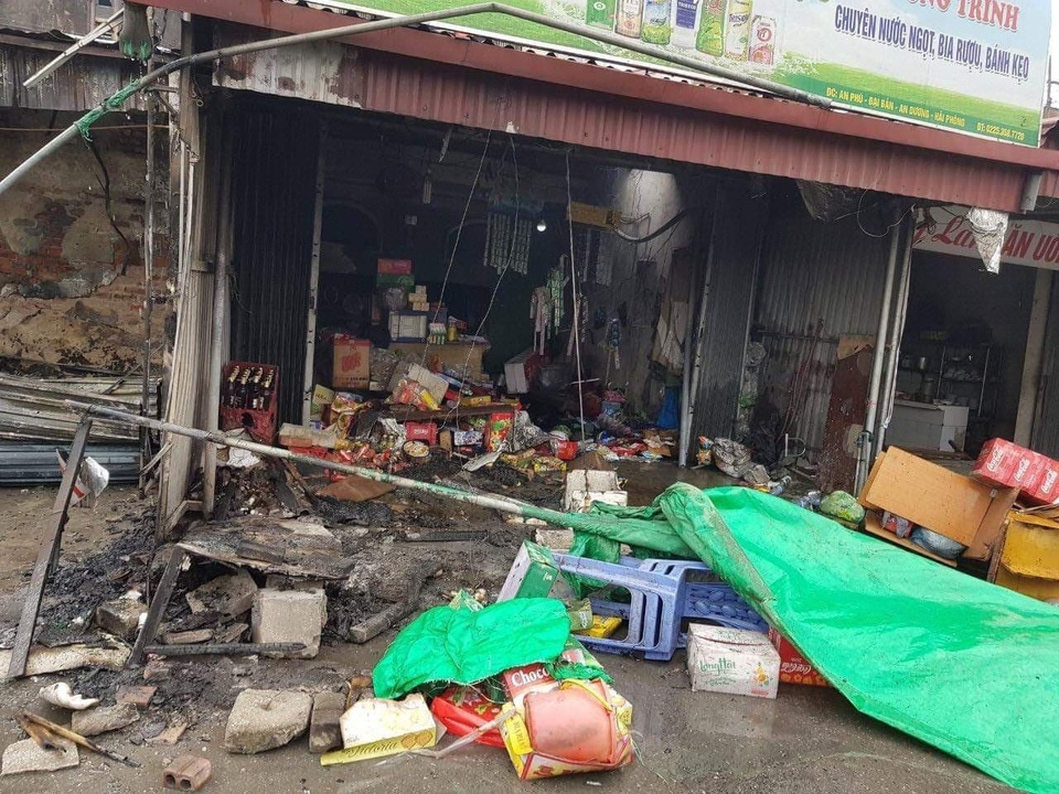 Sau sự cố, đồ đạc ngổn ngang.jpg Sau sự cố, đồ đạc ngổn ngang.jpg