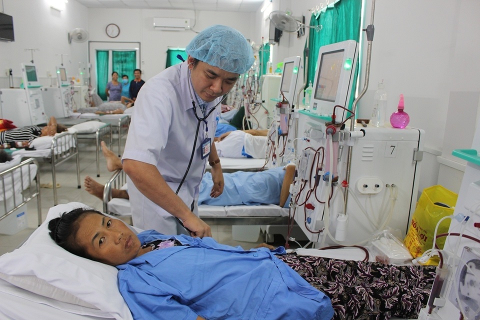 Mẹ bị suy thận nặng vẫn khó nhọc đi bán vé số cầm cự nuôi con ăn học - 1 Mẹ bị suy thận nặng vẫn khó nhọc đi bán vé số cầm cự nuôi con ăn học - 1