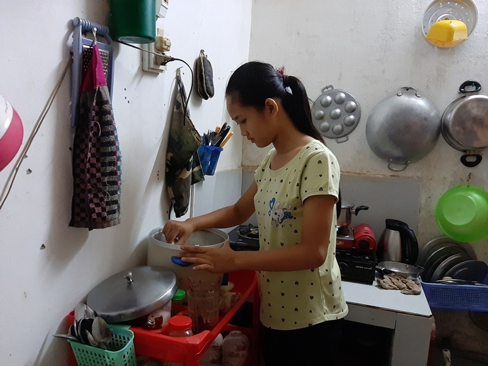 Mẹ bị suy thận nặng vẫn khó nhọc đi bán vé số cầm cự nuôi con ăn học - 4 Mẹ bị suy thận nặng vẫn khó nhọc đi bán vé số cầm cự nuôi con ăn học - 4