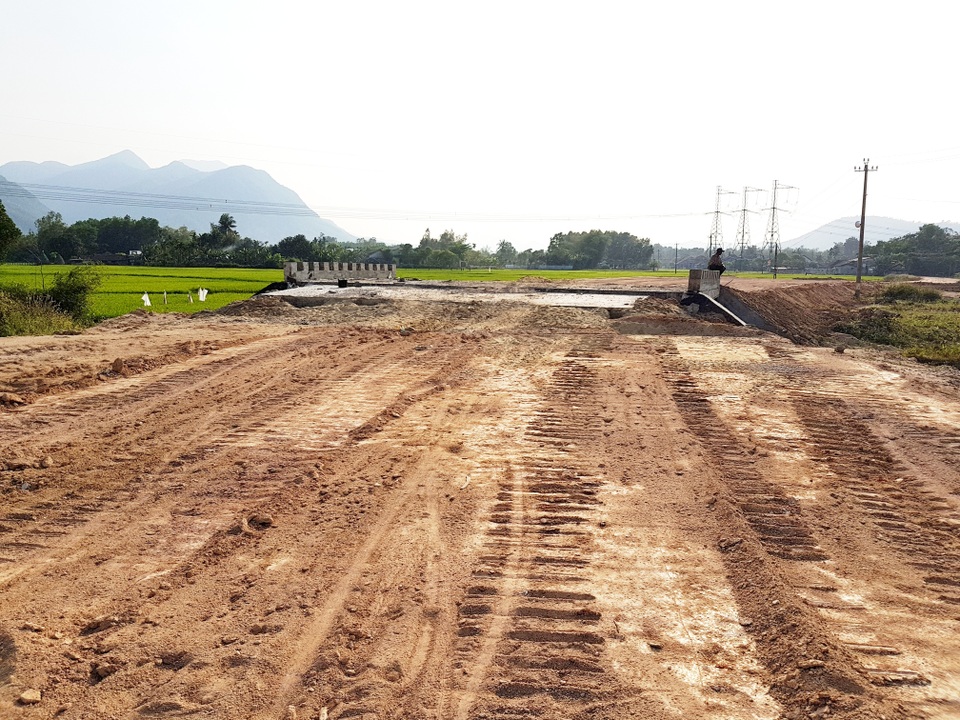 Nhà thầu cao tốc mượn đường dân sinh không chịu trả cho dân - 1