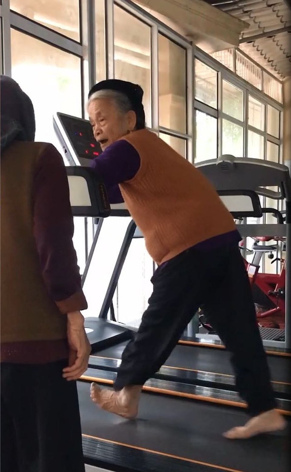 Câu chuyện phía sau clip cụ bà 84 tuổi chăm tập gym gây bão mạng - 1 Câu chuyện phía sau clip cụ bà 84 tuổi chăm tập gym gây bão mạng - 1