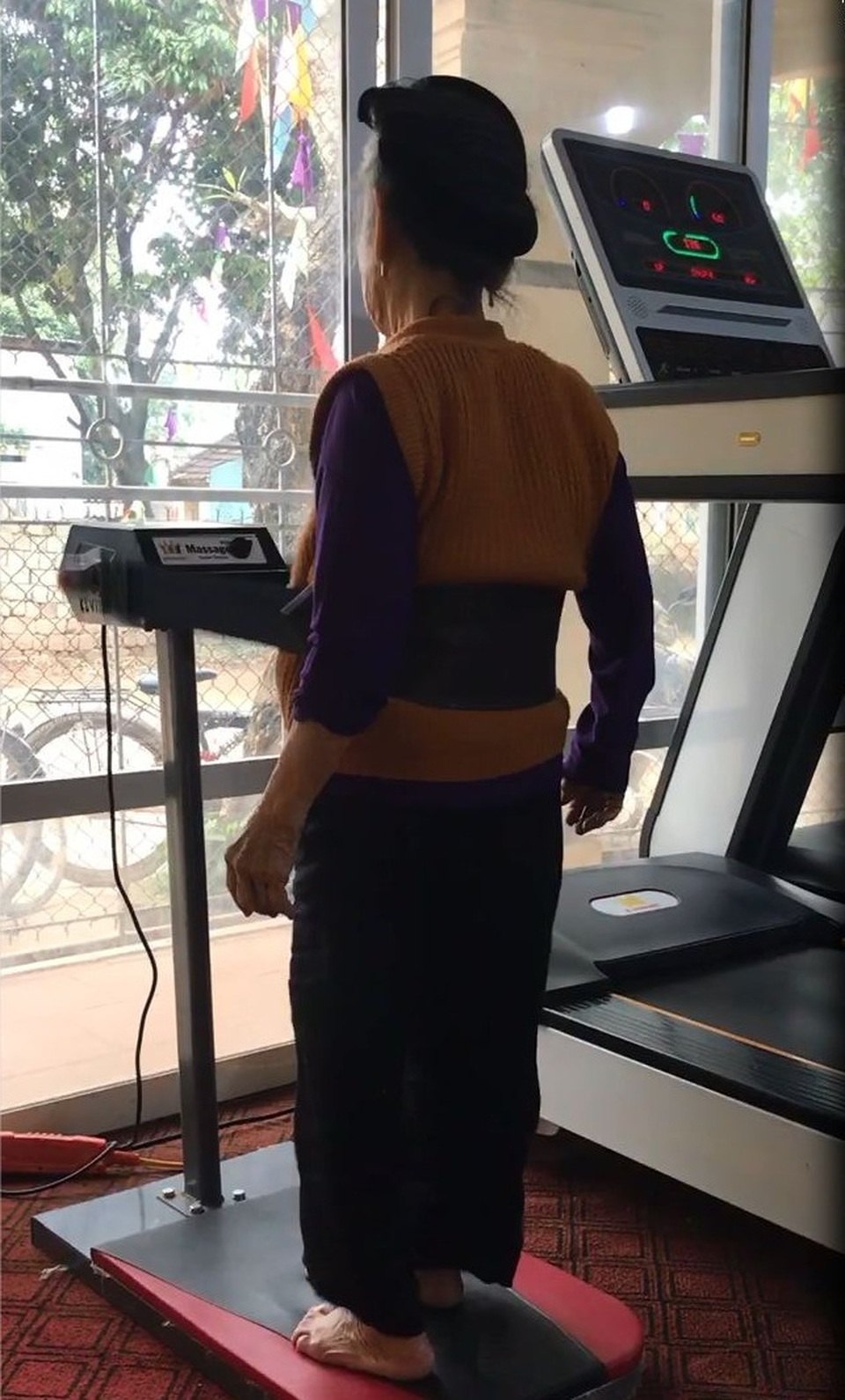 Câu chuyện phía sau clip cụ bà 84 tuổi chăm tập gym gây bão mạng - 2 Câu chuyện phía sau clip cụ bà 84 tuổi chăm tập gym gây bão mạng - 2