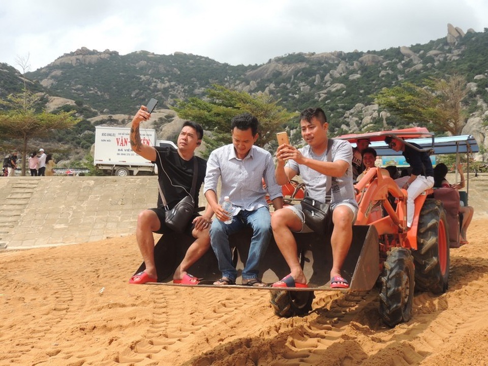 Bãi Tràng đang hút khách nhờ vẻ đẹp hoang sơ - 3 Bãi Tràng đang hút khách nhờ vẻ đẹp hoang sơ - 3