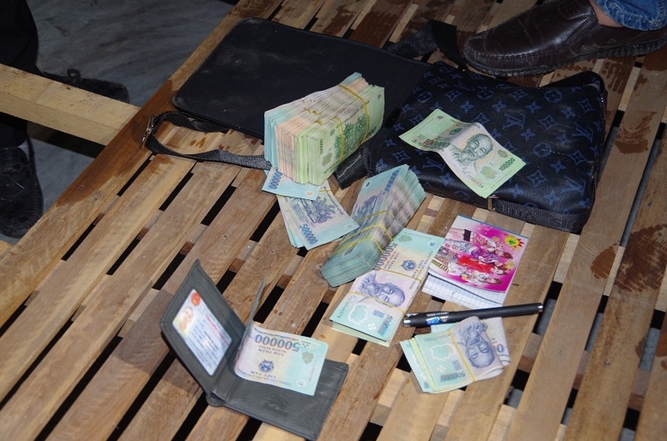 42 con bạc nhảy sông định tẩu thoát bị cảnh sát bắt giữ - 2 42 con bạc nhảy sông định tẩu thoát bị cảnh sát bắt giữ - 2