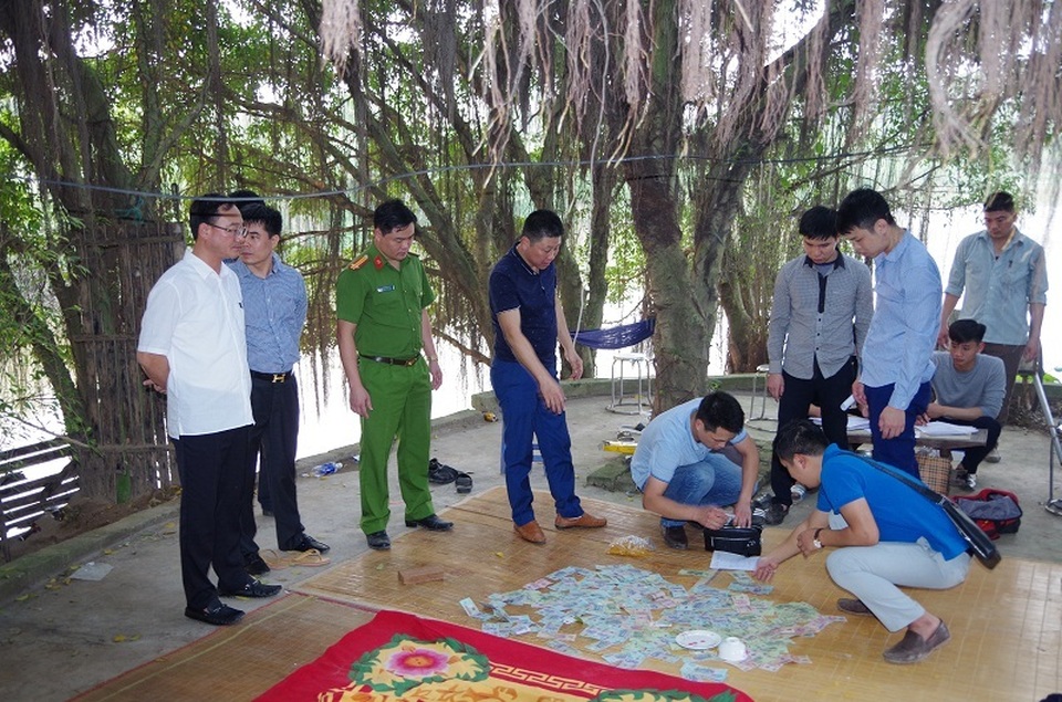 42 con bạc nhảy sông định tẩu thoát bị cảnh sát bắt giữ - 1 42 con bạc nhảy sông định tẩu thoát bị cảnh sát bắt giữ - 1