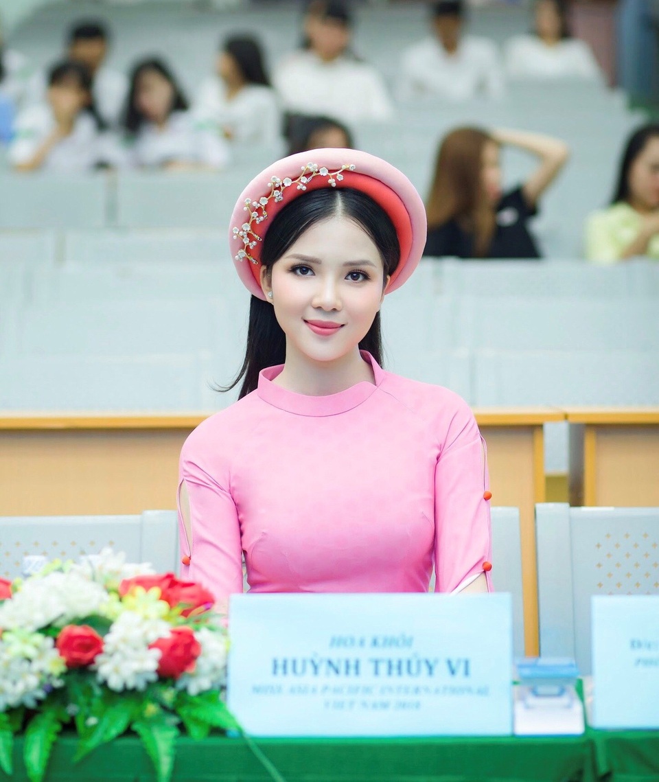 Hoa khôi Thúy Vi rạng rỡ làm giám khảo sinh viên thanh lịch ĐH Tây Đô - 1 Hoa khôi Thúy Vi rạng rỡ làm giám khảo sinh viên thanh lịch ĐH Tây Đô - 1