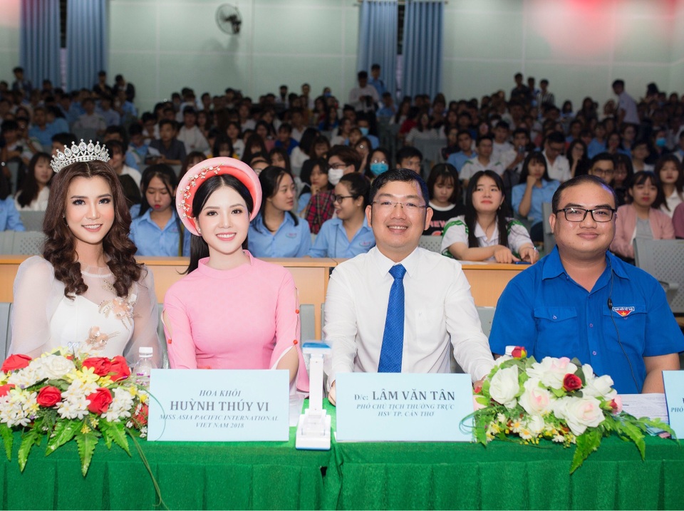 Hoa khôi Thúy Vi rạng rỡ làm giám khảo sinh viên thanh lịch ĐH Tây Đô - 3 Hoa khôi Thúy Vi rạng rỡ làm giám khảo sinh viên thanh lịch ĐH Tây Đô - 3