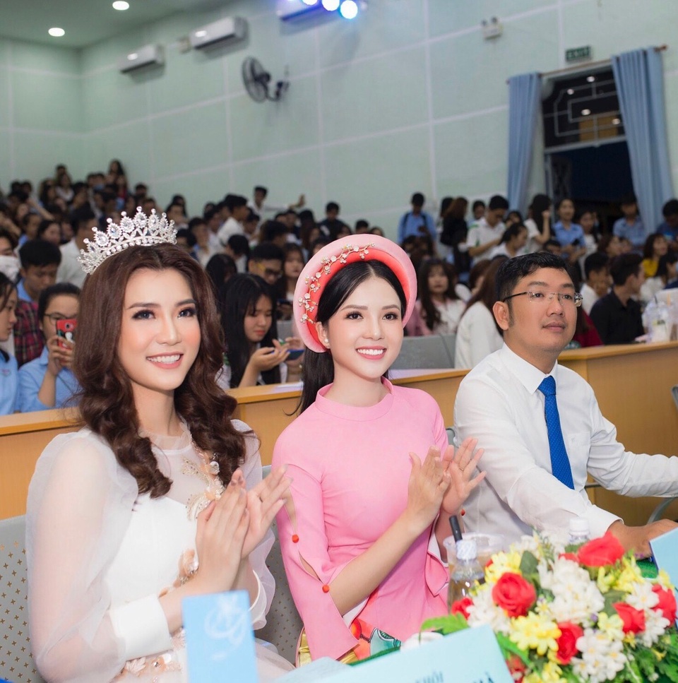 Hoa khôi Thúy Vi rạng rỡ làm giám khảo sinh viên thanh lịch ĐH Tây Đô - 5 Hoa khôi Thúy Vi rạng rỡ làm giám khảo sinh viên thanh lịch ĐH Tây Đô - 5