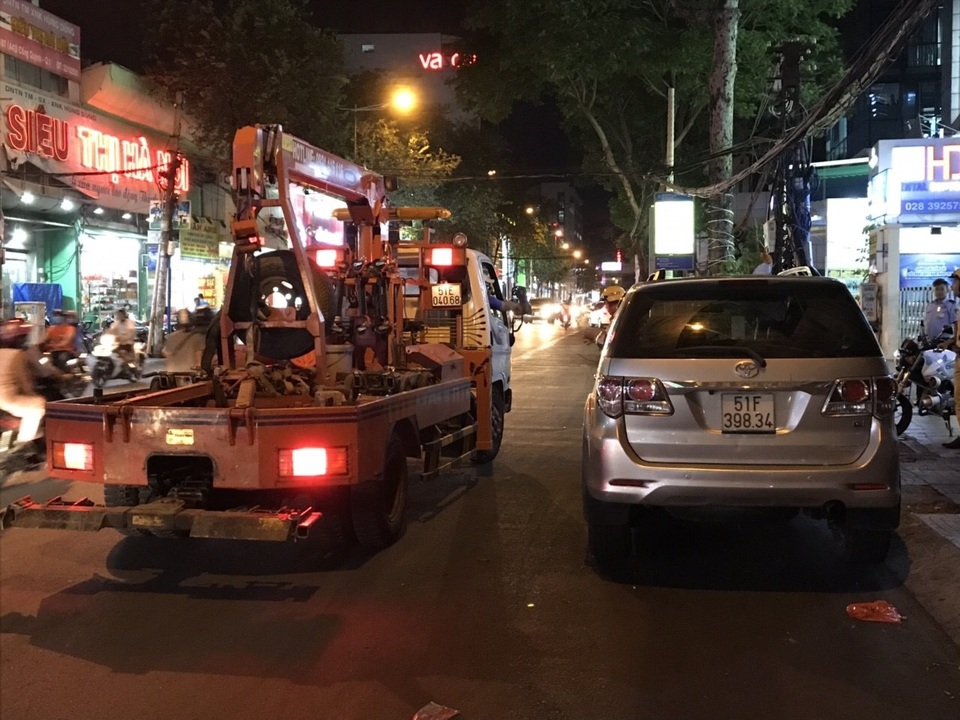 Trắng đêm xử lý xe ô tô dừng đỗ vô lối ở trung tâm Sài Gòn - 5 Trắng đêm xử lý xe ô tô dừng đỗ vô lối ở trung tâm Sài Gòn - 5