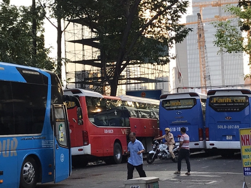 Trắng đêm xử lý xe ô tô dừng đỗ vô lối ở trung tâm Sài Gòn - 2 Trắng đêm xử lý xe ô tô dừng đỗ vô lối ở trung tâm Sài Gòn - 2