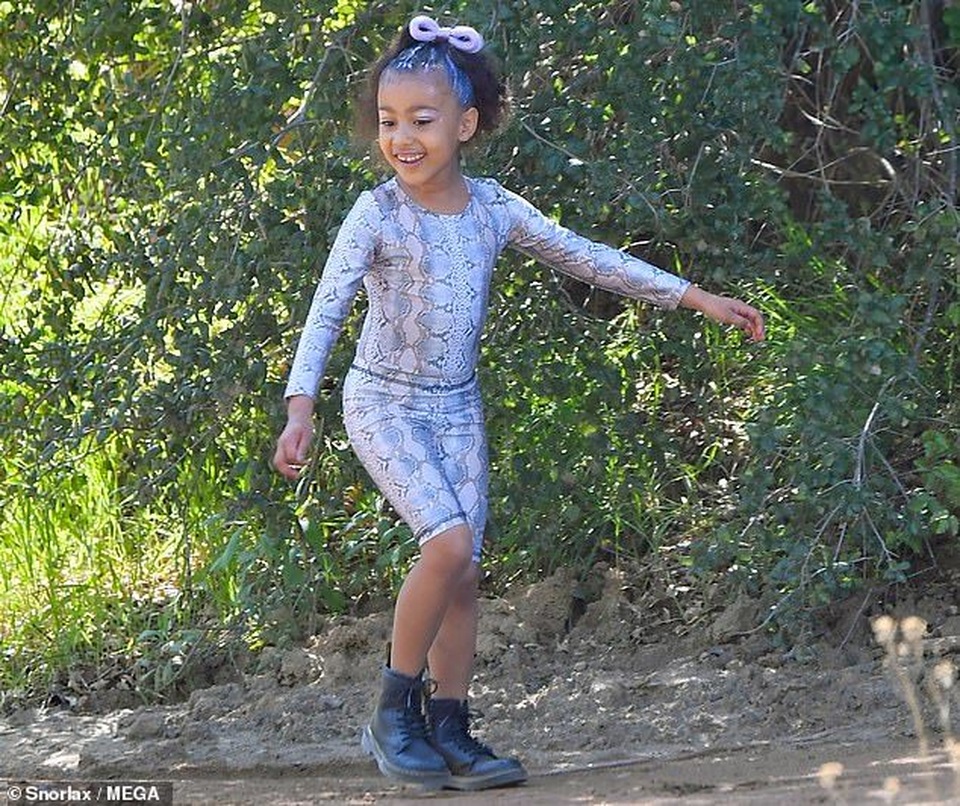 Con gái Kim siêu vòng ba càng lớn càng sành điệu - 2 Con gái Kim siêu vòng ba càng lớn càng sành điệu - 2