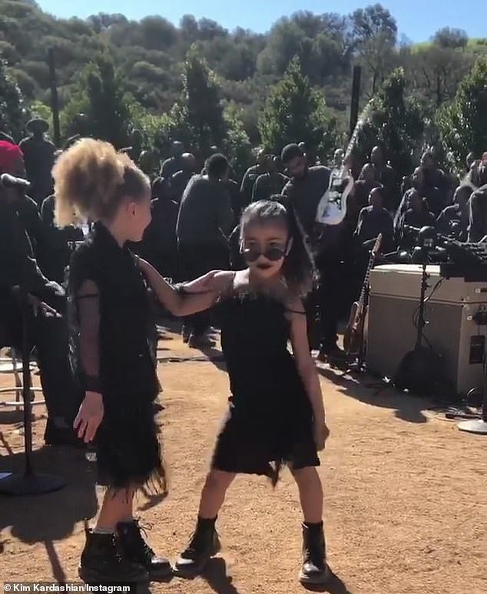 Con gái Kim siêu vòng ba càng lớn càng sành điệu - 6 Con gái Kim siêu vòng ba càng lớn càng sành điệu - 6