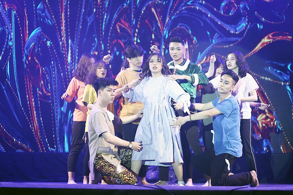 Tiền nhiều để làm gì... vào vũ khúc nóng bỏng của học sinh THPT Phan Đình Phùng - 12 Tiền nhiều để làm gì... vào vũ khúc nóng bỏng của học sinh THPT Phan Đình Phùng - 12