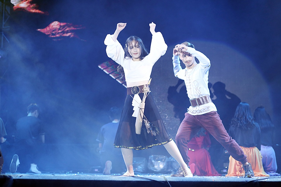 Tiền nhiều để làm gì... vào vũ khúc nóng bỏng của học sinh THPT Phan Đình Phùng - 13 Tiền nhiều để làm gì... vào vũ khúc nóng bỏng của học sinh THPT Phan Đình Phùng - 13