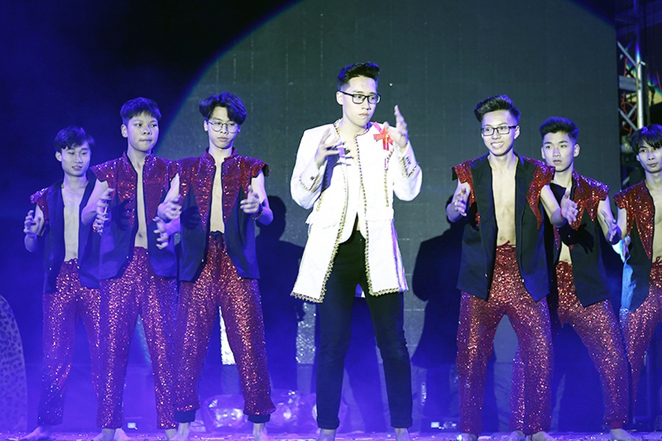 Tiền nhiều để làm gì... vào vũ khúc nóng bỏng của học sinh THPT Phan Đình Phùng - 3 Tiền nhiều để làm gì... vào vũ khúc nóng bỏng của học sinh THPT Phan Đình Phùng - 3